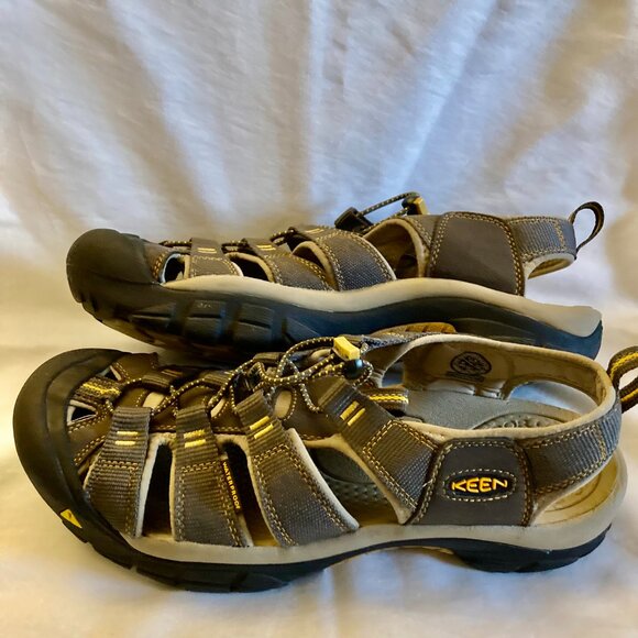 LIKE NEW, Men's SZ 11.5, KEEN Newport H2 Sandals in Raven Aluminum - Picture 3 of 10